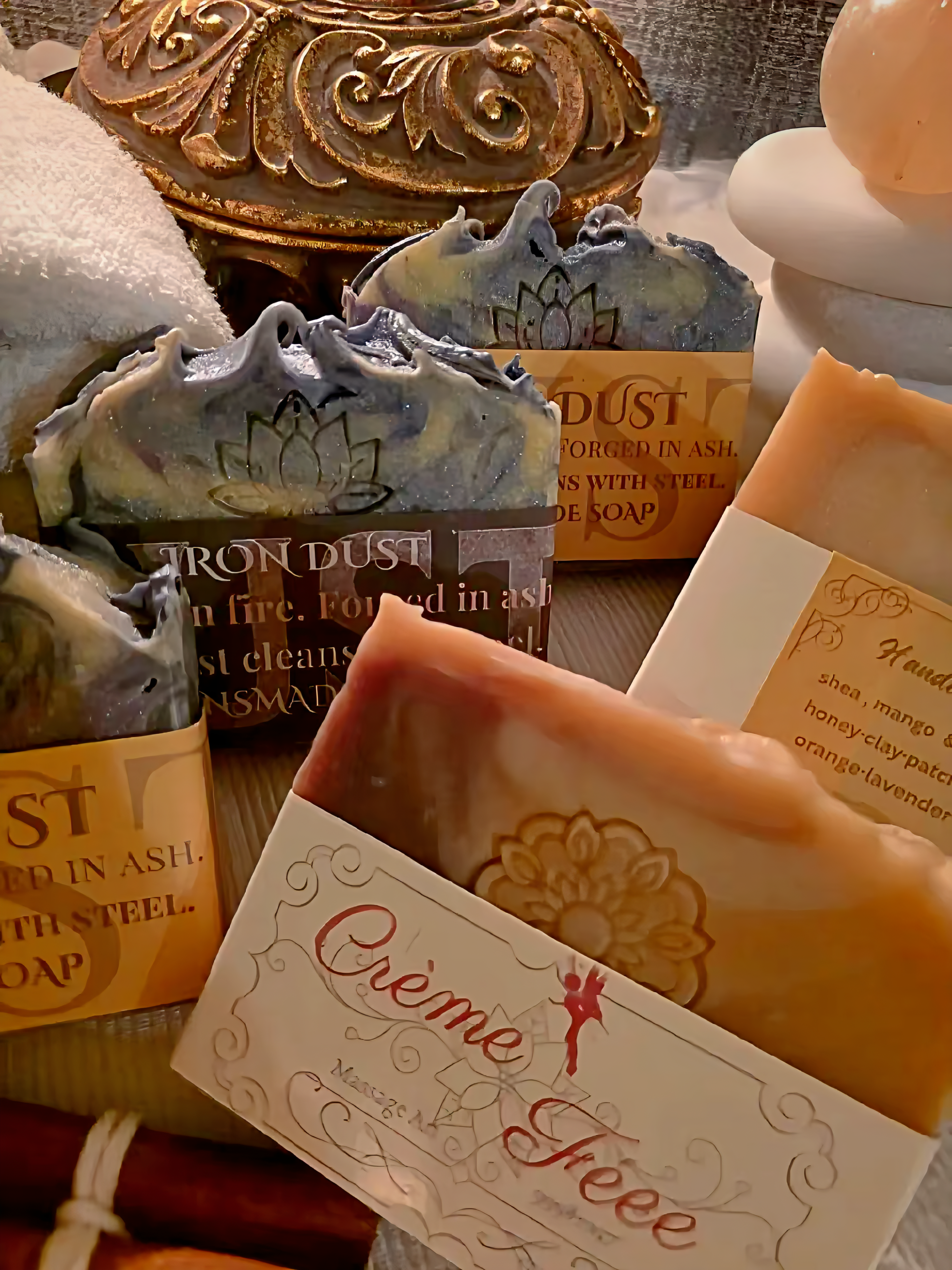 A beautiful contrast of strength and silk. Discover our handcrafted bars designed to purify the body and mesmerize the senses. Μια πανέμορφη αντίθεση δύναμης και μεταξιού. Ανακαλύψτε τις χειροποίητες μπάρες μας, σχεδιασμένες να εξυγιάνουν το σώμα και να μαγεύουν τις αισθήσεις.